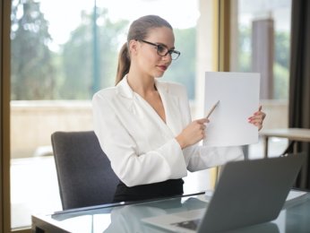 虽然我们不能决定网站关键词的排名，但可以坚持排名稳定