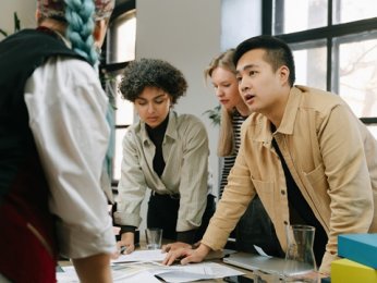 创意与技术的结合：深圳网站制作服务创新潮流